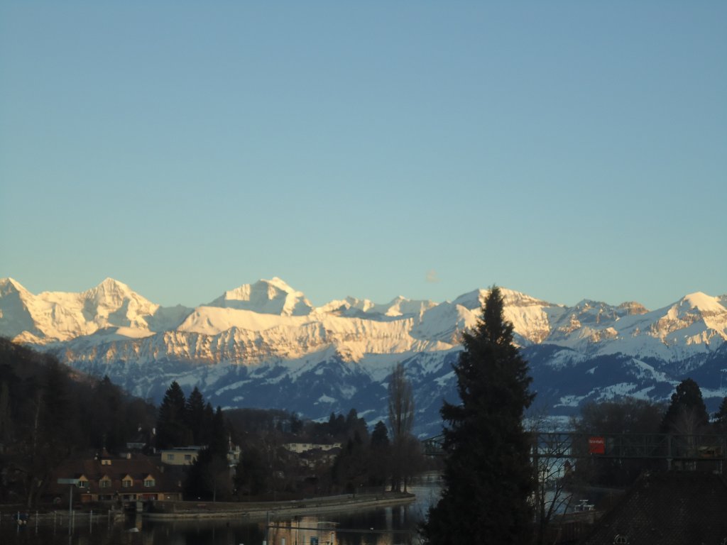 (137'818) - Eiger, M�nch und Jungfrau am 24. Februar 2012 von Thun aus