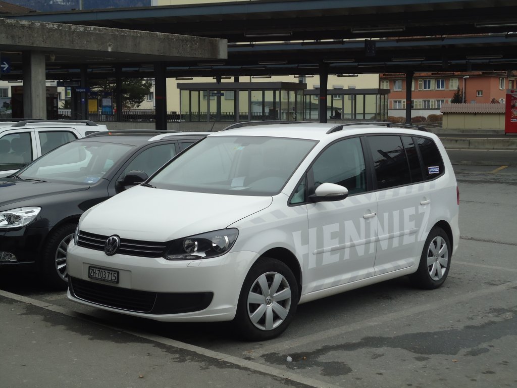 (137'946) - Volkswagen - ZH 703'715 - am 5. M�rz 2012 beim Bahnhof Sargans