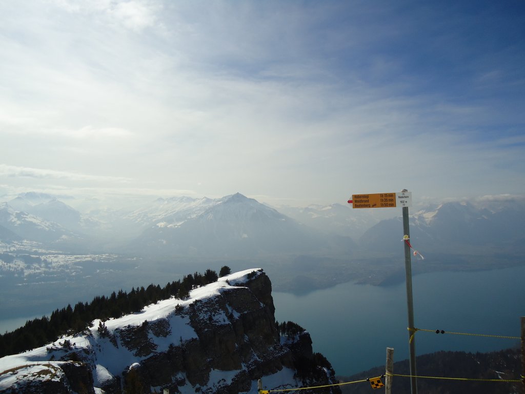 (138'308) - Der Niesen und der Thunersee mit Wegweiser von Niederhorn aus am 11. M�rz 2013