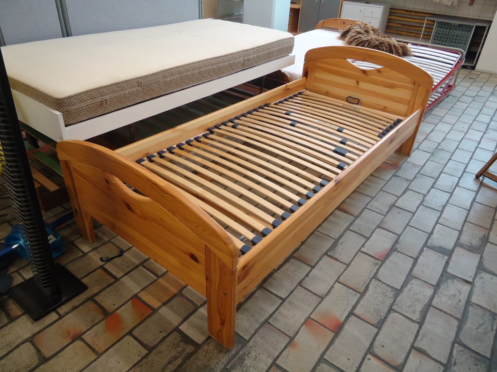 (138'581) - Bett mit L�ttli im BrockiShop am 24. April 2012