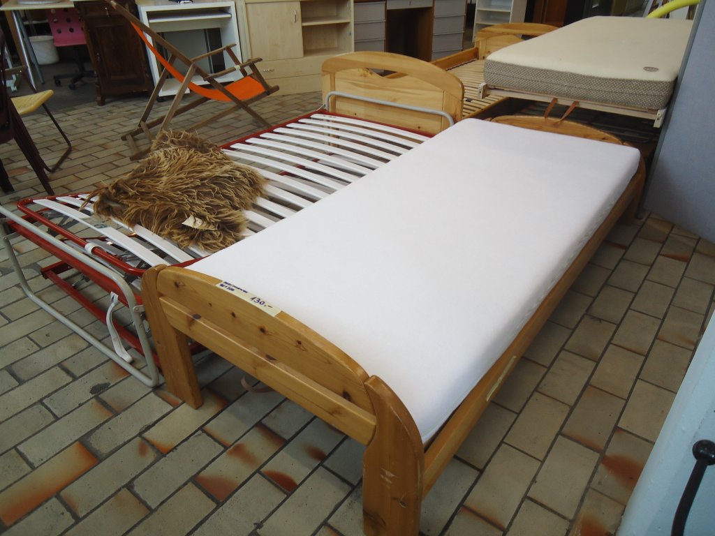 (138'582) - Bett mit L�ttli und Matratze im BrockiShop am 24. April 2012