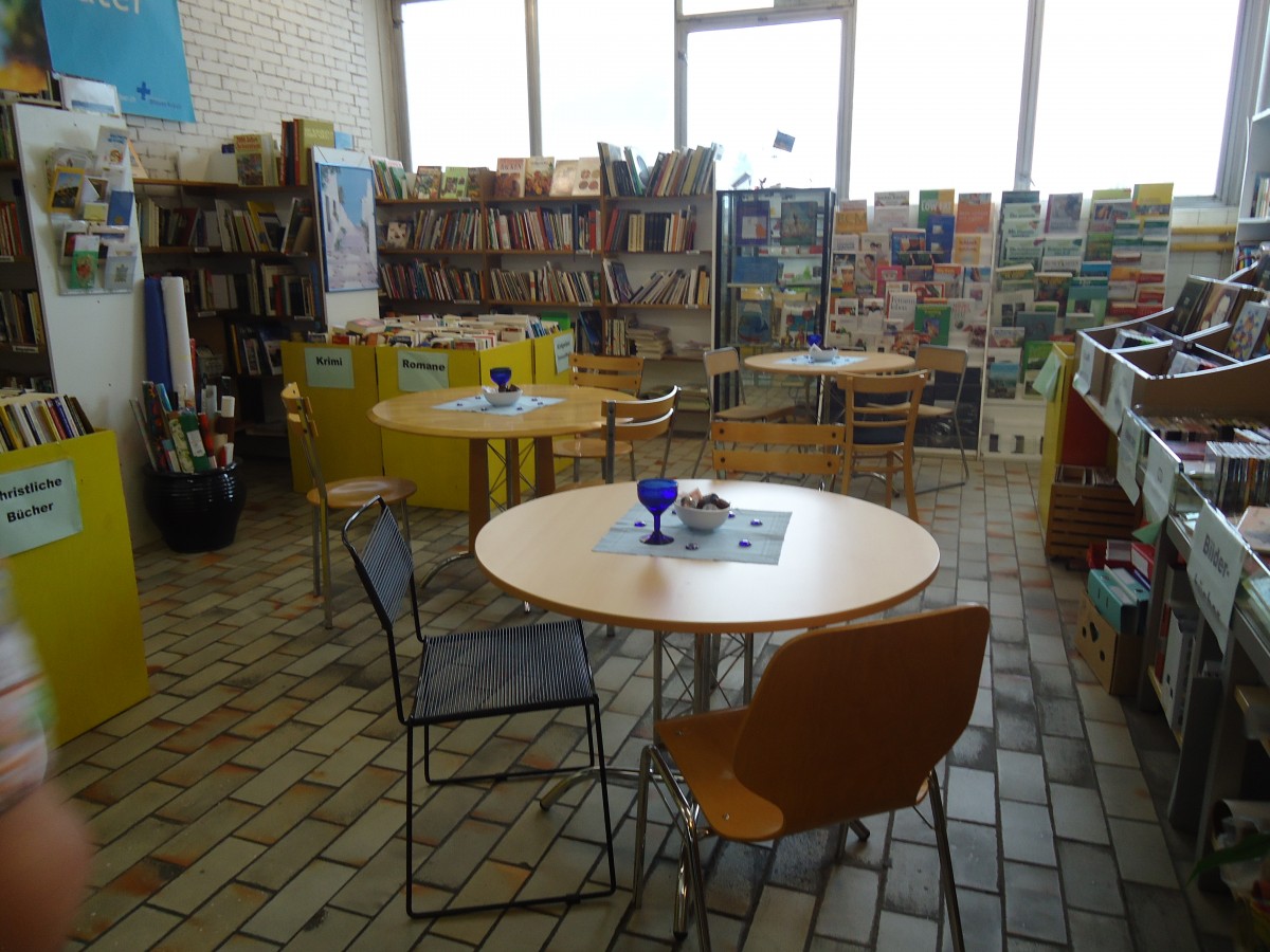 (138'594) - 5 Jahre BrockiShop Thun: Die Kaffeeecke in der B�cherabteilung am 1. Mai 2012