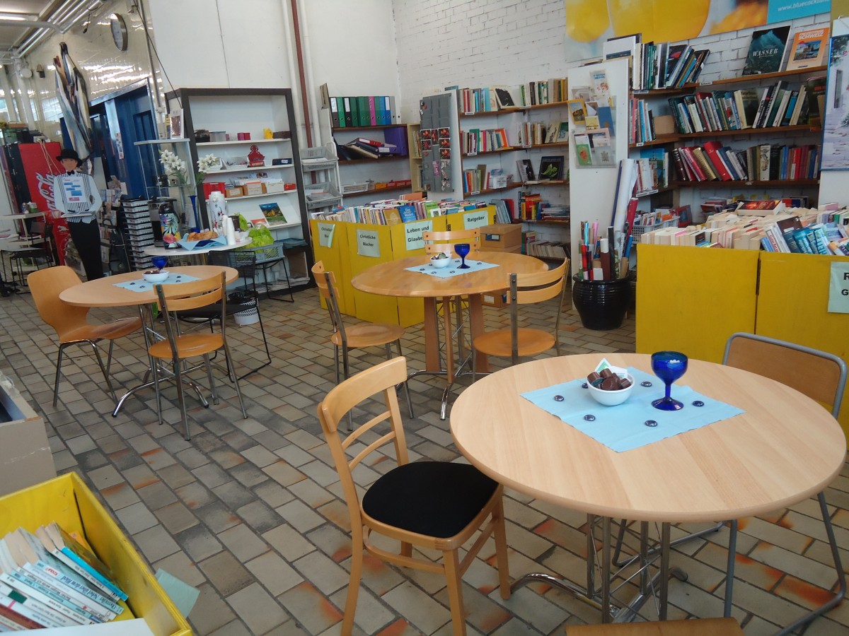 (138'596) - 5 Jahre BrockiShop Thun: Die Kaffeeecke in der B�cherabteilung am 1. Mai 2012