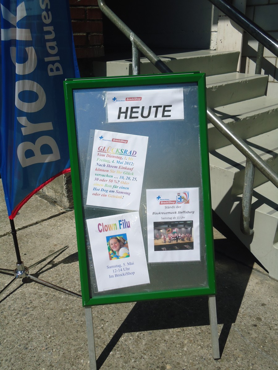 (138'611) - 5 Jahre BrockiShop Thun: Hinweistafel beim Eingang am 4. Mai 2012 