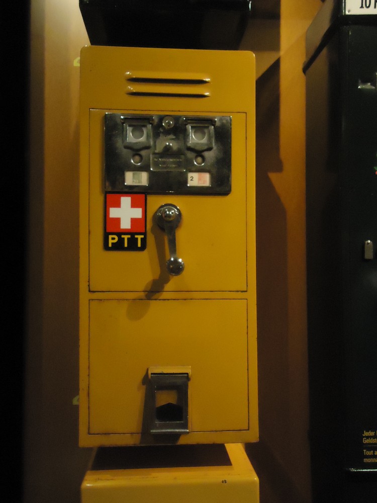 (139'311) - Alter Briefmarkenautomat am 3. Juni 2012 in Bern, Museum f�r Kommunikation