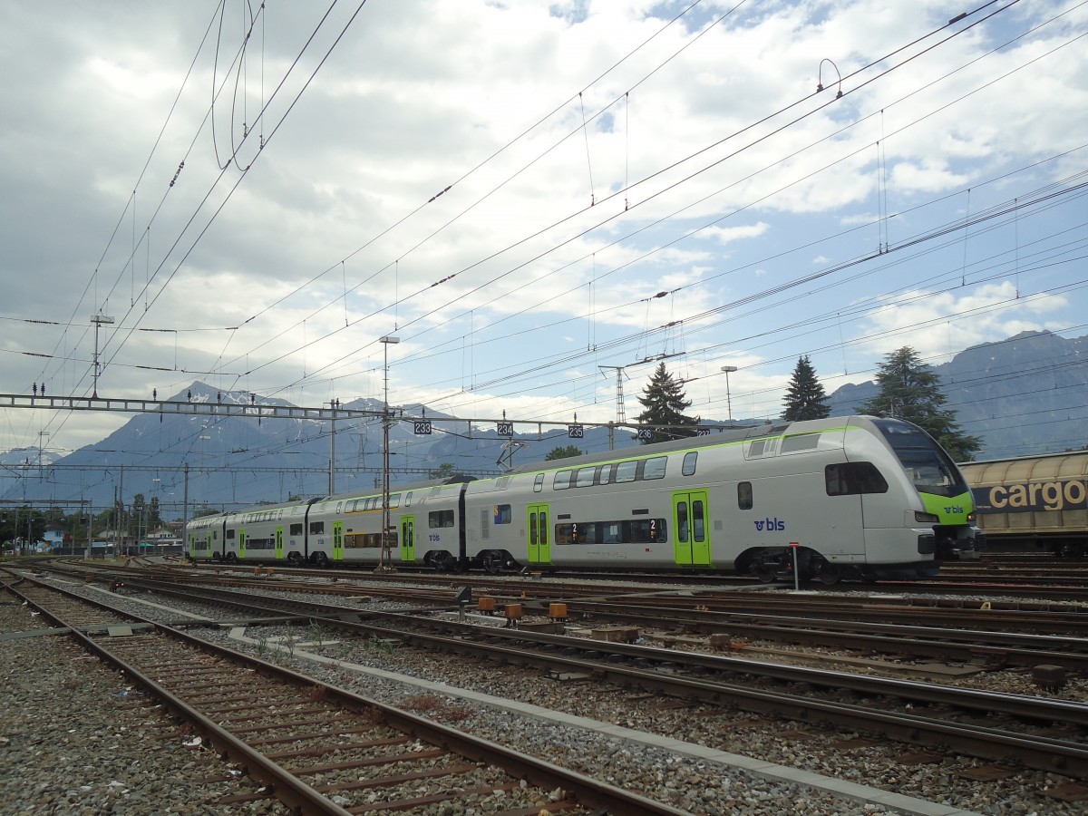 (139'318) - Der neue BLS-Doppelstockzug am 7. Juni 2012 beim Bahnhof Thun