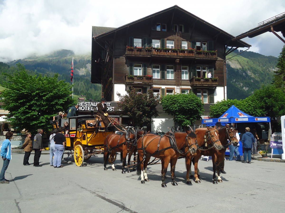 (139'334) - Postkutsche am 10. Juni 2012 beim Bahnhof Lenk