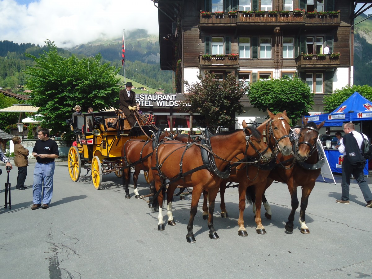(139'335) - Postkutsche am 10. Juni 2012 beim Bahnhof Lenk