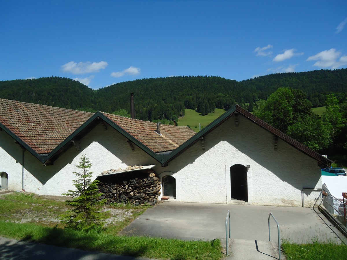 (139'824) - H�user der Asphaltminen am 17. Juni 2012 in Travers