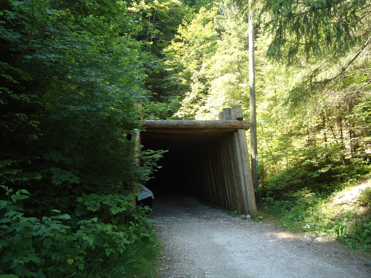 (139'825) - Eingang zu den Asphaltminen am 17. Juni 2012 in Travers