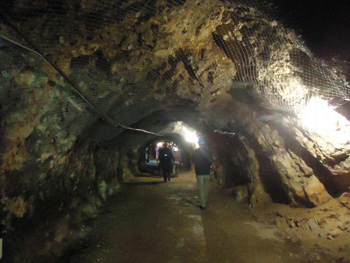 (139'827) - Tunnel in den Asphaltmien am 17. Juni 2012 in Travers