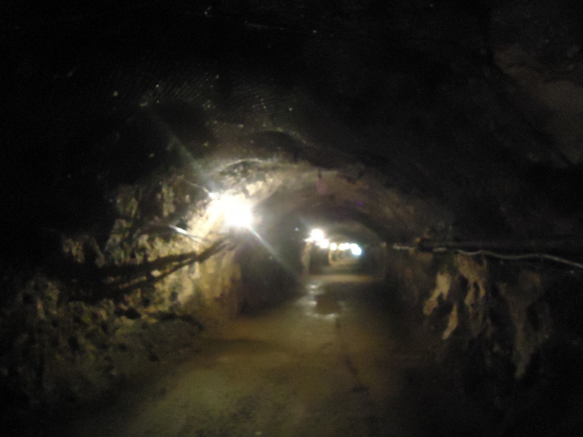 (139'830) - Tunnel in den Asphaltminen am 17. Juni 2012 in Travers