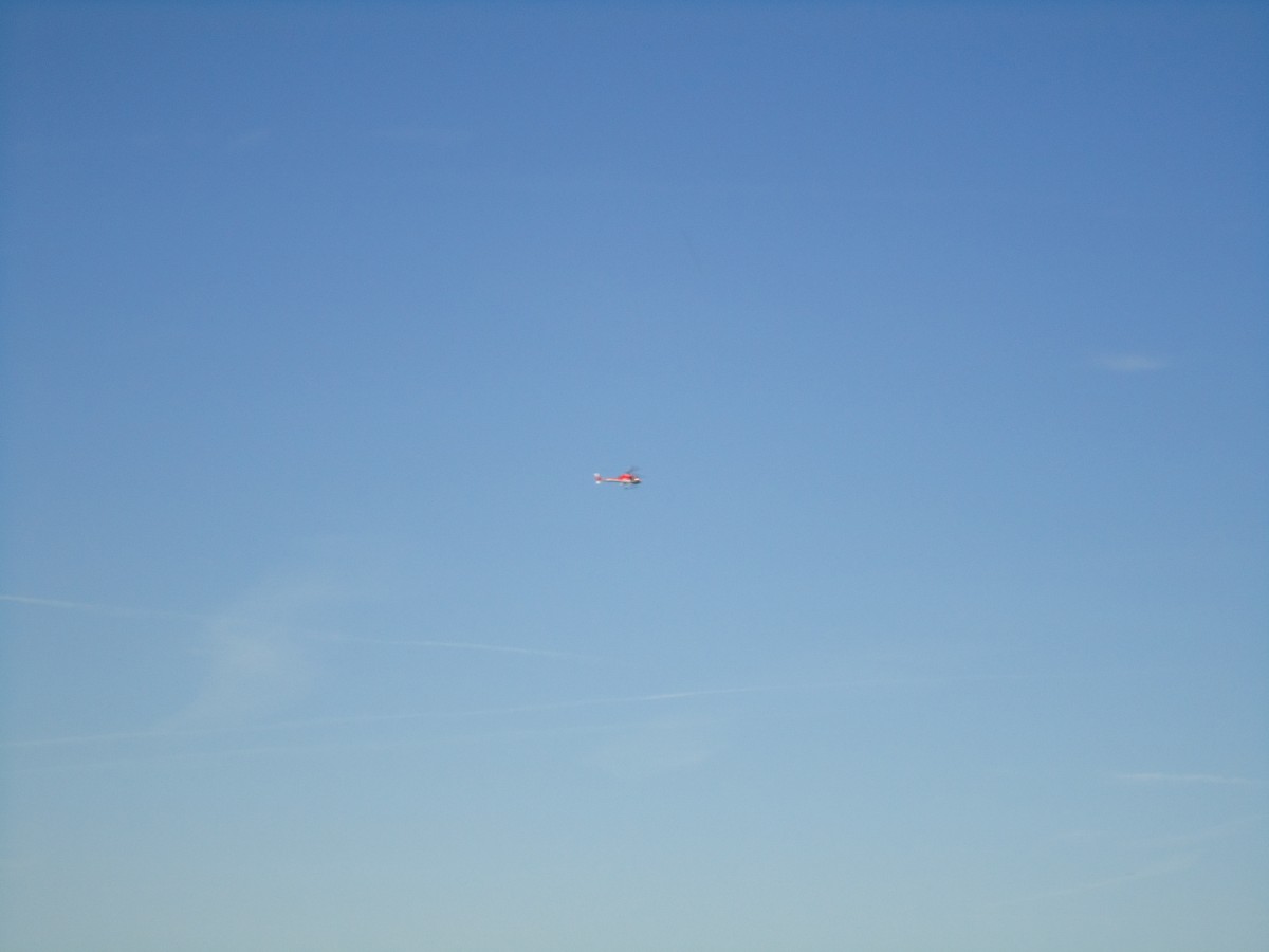 (139'863) - Ein Helikopter hoch �ber dem Creux du Van am 17. Juni 2012