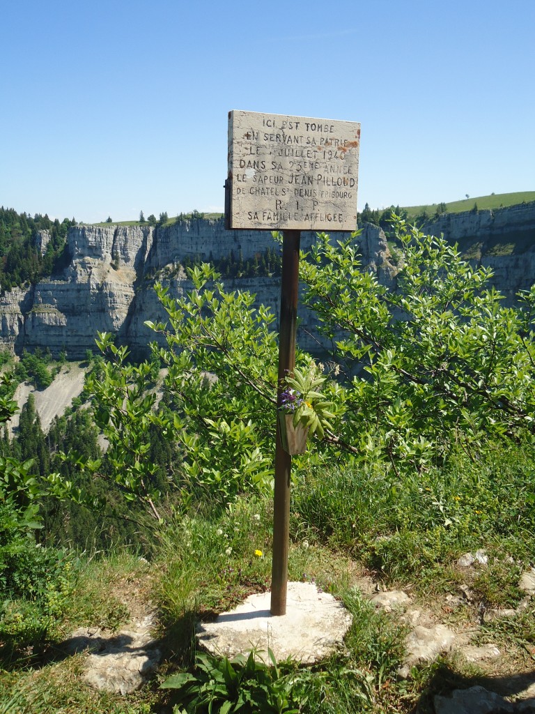 (139'864) - Gedenktafel beim Creux du Van am 17. Juni 2012