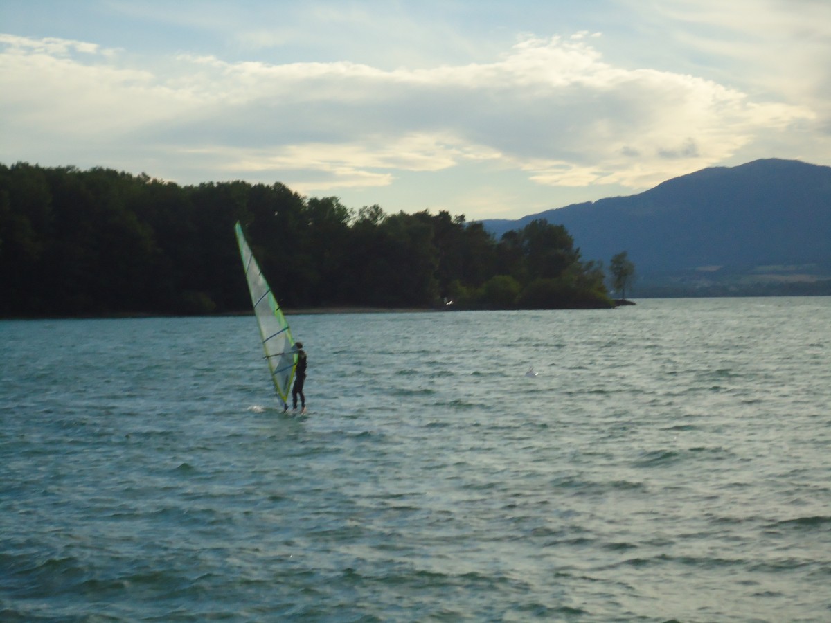 (140'677) - Surfer auf dem Neuenburgersee bei Yvonand am 19. Juli 2012