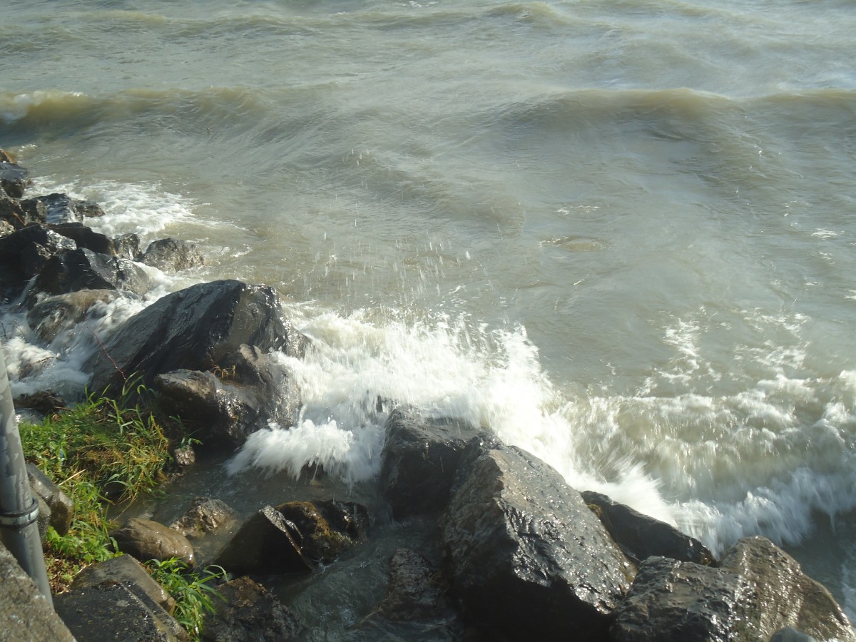 (140'763) - St�rmischer Neuenburgersee am 22. Juli 2012