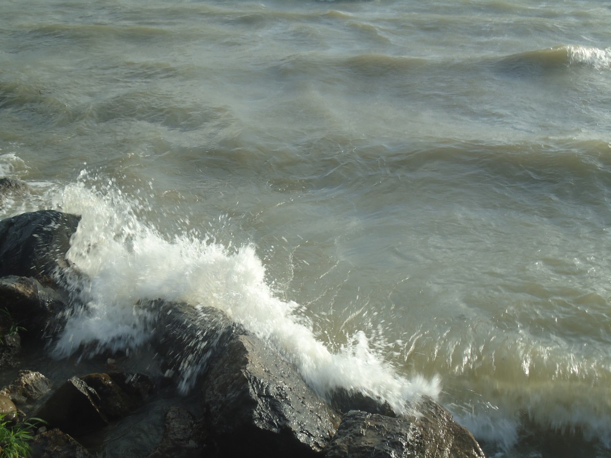 (140'764) - St�rmischer Neuenburgersee am 22. Juli 2012