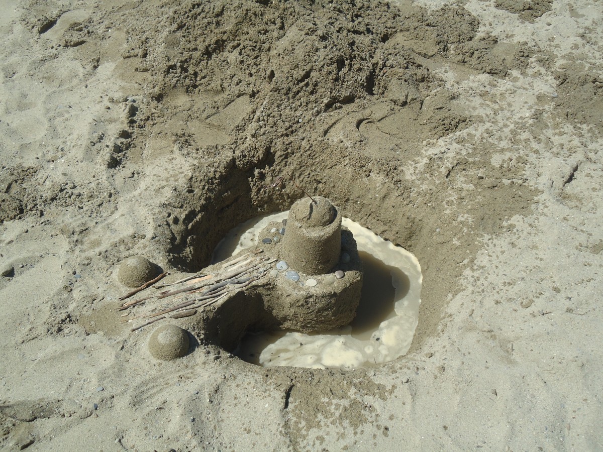 (140'778) - Sandburg mit Wassergraben am 22. Juli 2012