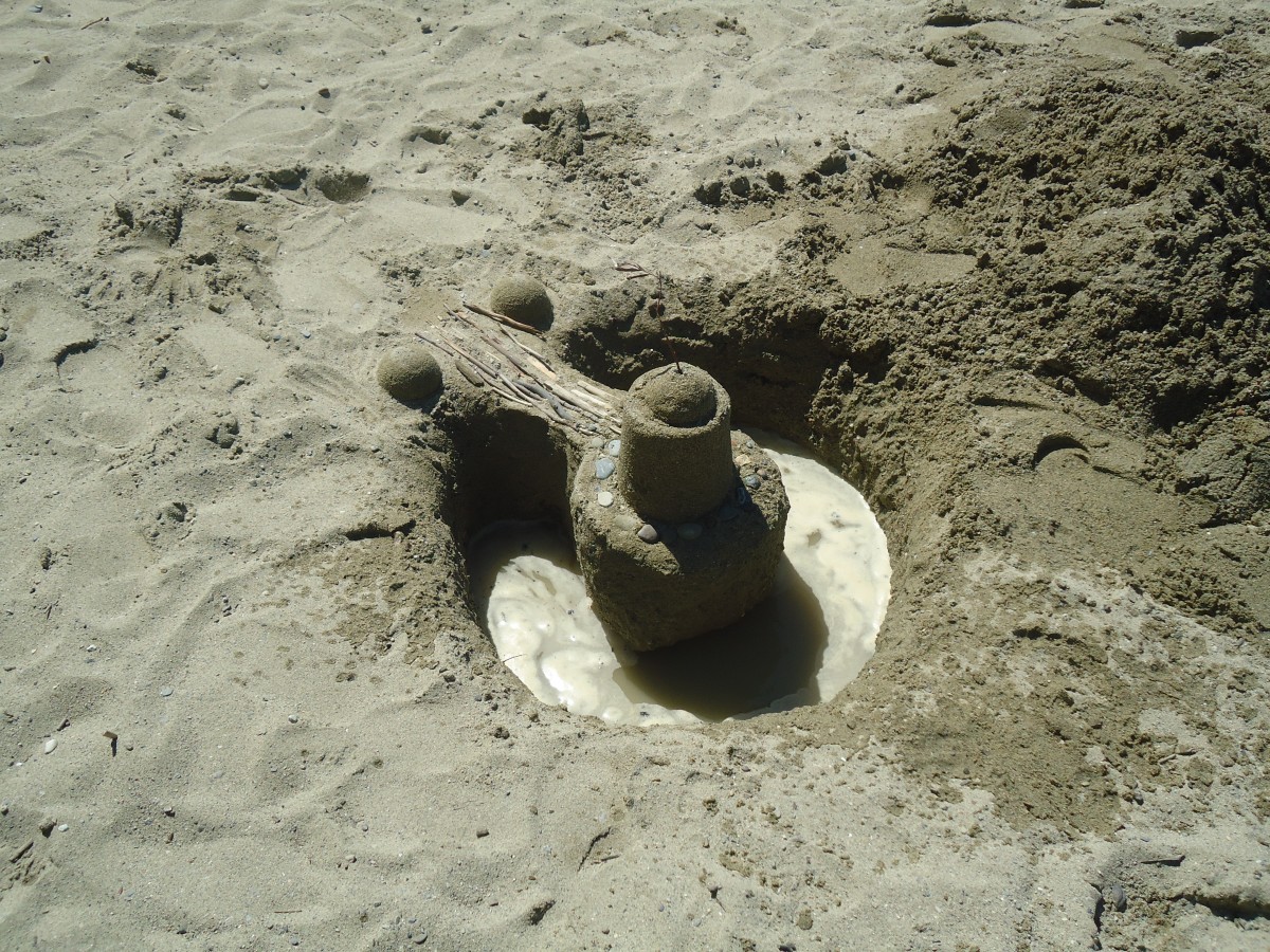 (140'779) - Sandburg mit Wassergraben am 22. Juli 2012