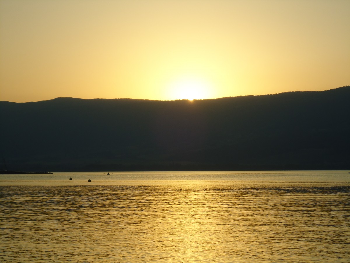 (140'844) - Abendstimmung am Neuenburgersee am 24. Juli 2012