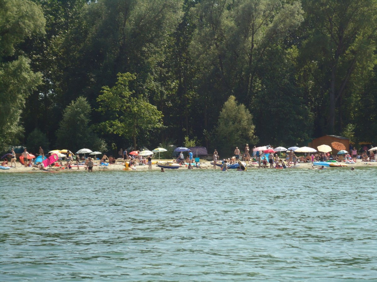 (140'874) - Der Badestrand von Yvonand am 25. Juli 2012