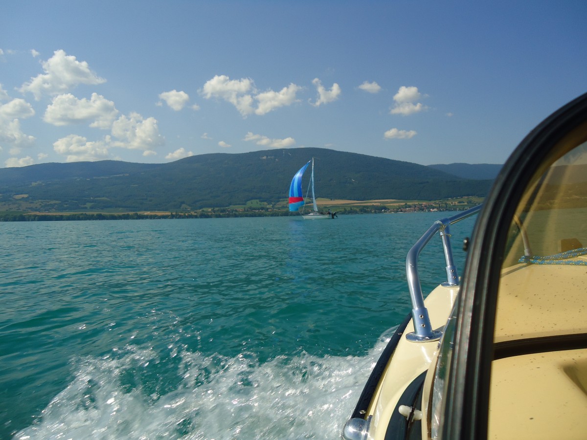 (140'879) - Segelboot auf dem Neuenburgersee am 25. Juli 2012