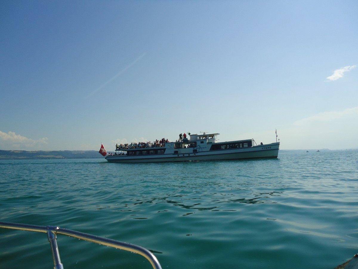 (140'884) - Motorschiff Cygne am 25. Juli 2012 auf dem Neuenburgersee