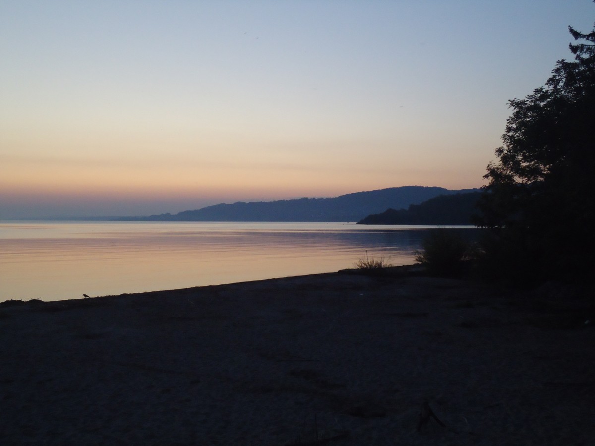 (140'906) - Morgenstimmung am Neuenburgersee am 27. Juli 2012