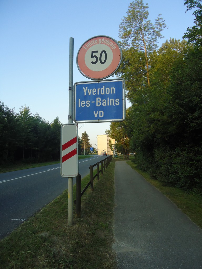 (140'918) - Ortstafel von Yverdon-les-Bains mit Geschwindigkeitsbeschr�nkung am 27. Juli 2012
