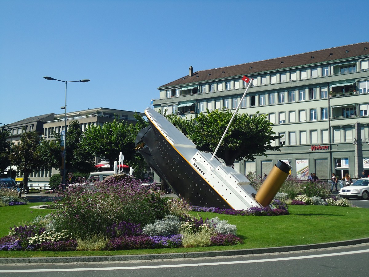 (141'070) - Modell der Titanic auf dem Maulbeerkreisel in Thun am 11. August 2012