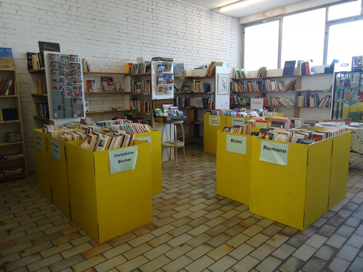 (141'091) - Die B�cherabteilung im BrockiShop am 14. August 2012
