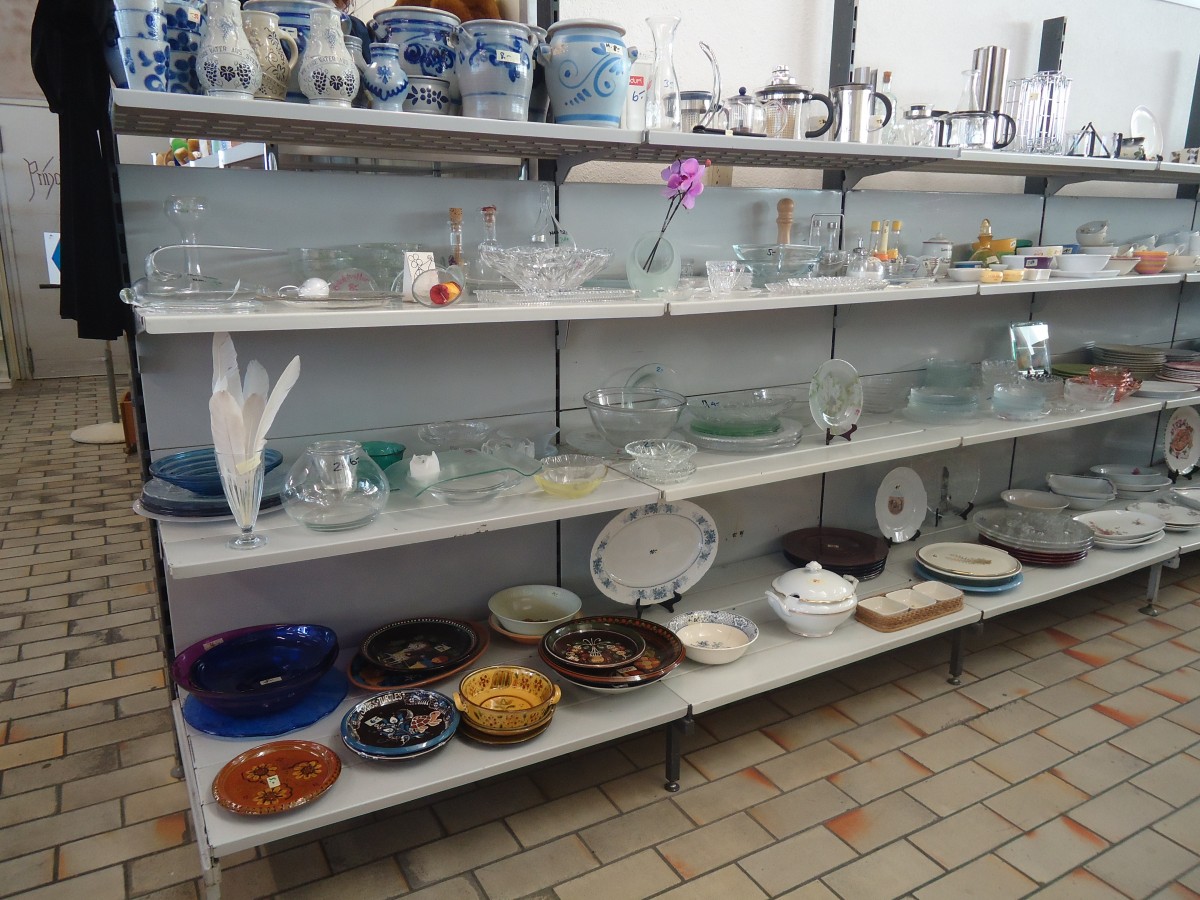 (141'095) - Die Geschirrabteilung im BrockiShop am 14. August 2012