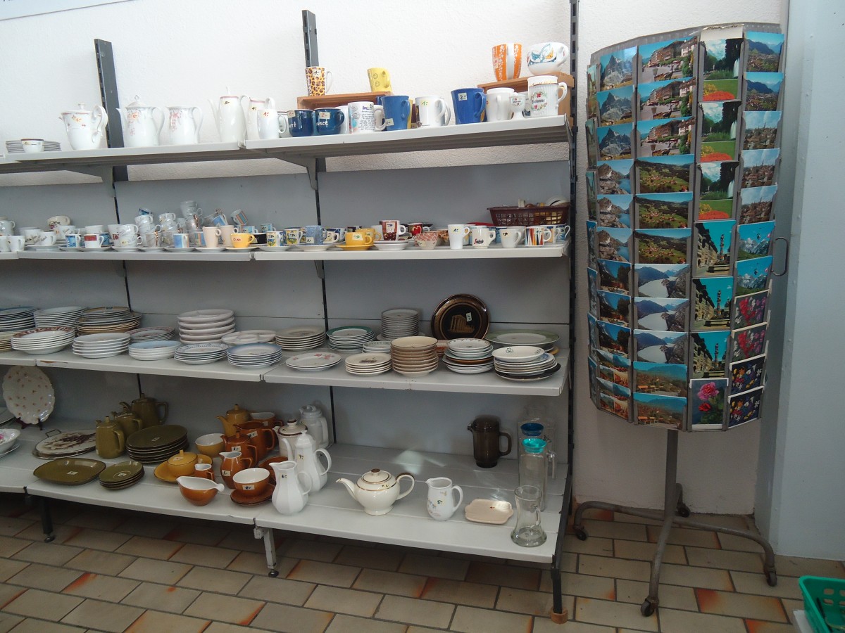 (141'096) - Die Geschirrabteilung mit dem Ansichtskartenst�nder im BrockiShop am 14. August 2012