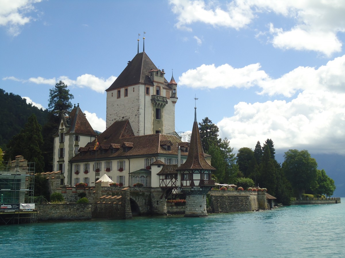 (141'385) - Das Schloss Oberhofen am Thunersee am 26. August 2012