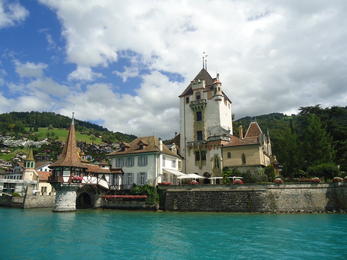 (141'386) - Das Schloss Oberhofen am Thunersee am 26. August 2012