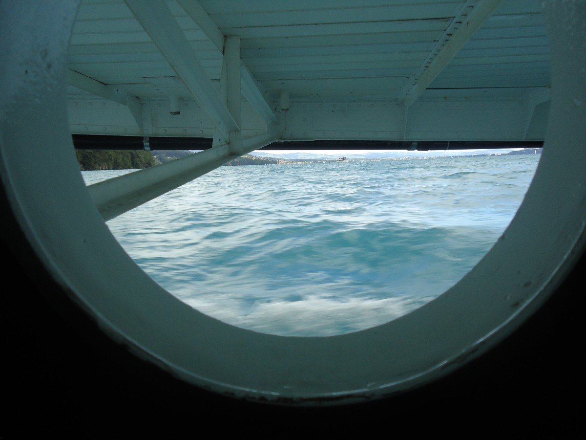 (141'388) - Lukenaussicht auf den Thunersee am 26. August 2012