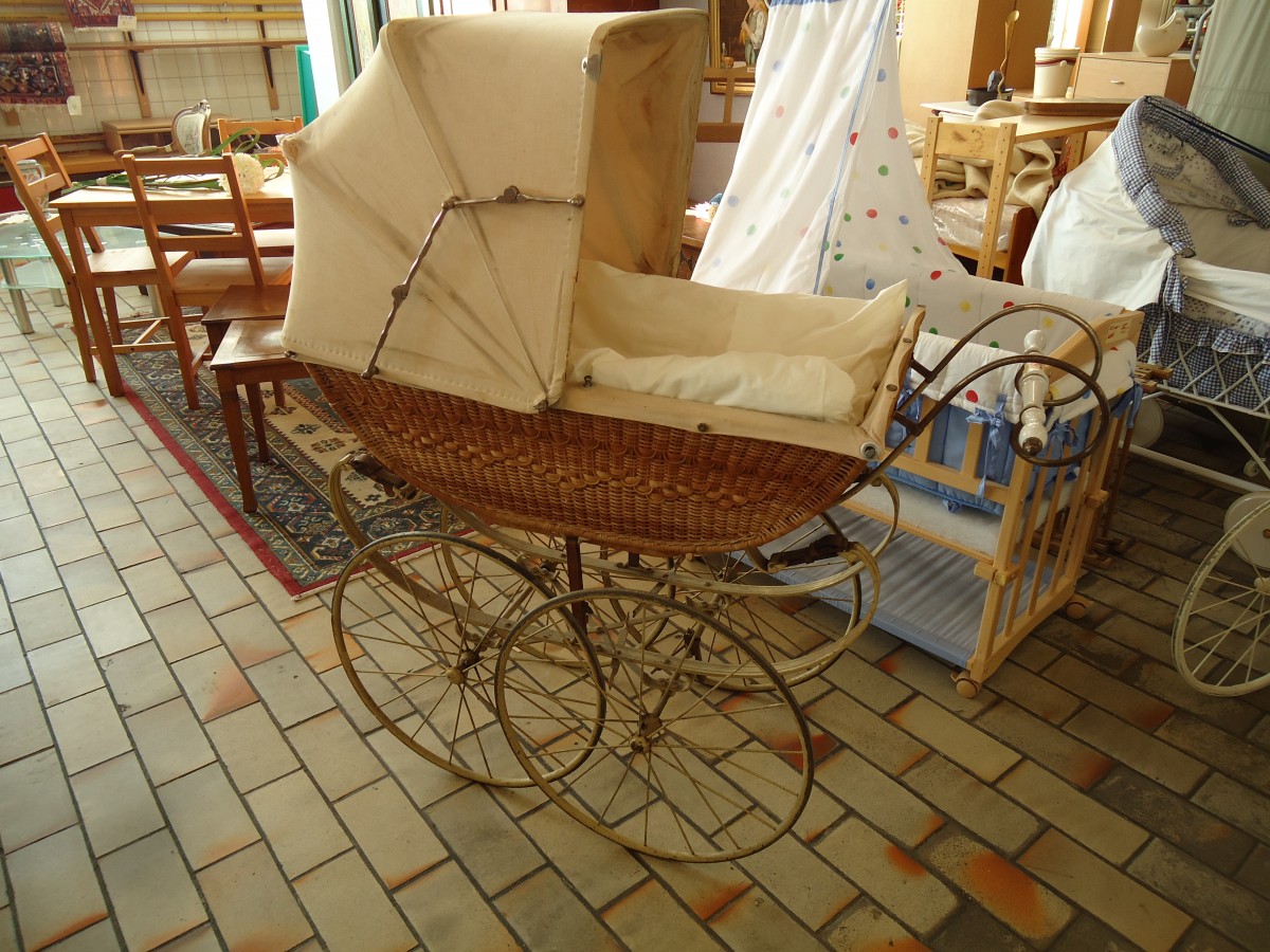 (142'230) - Alter Kinderwagen im BrockiShop am 20. November 2012