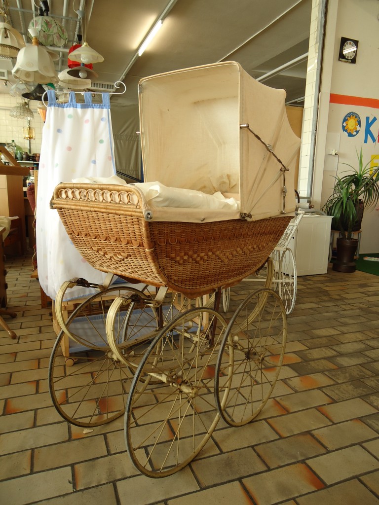(142'231) - Alter Kinderwagen im BrockiShop am 20. November 2012