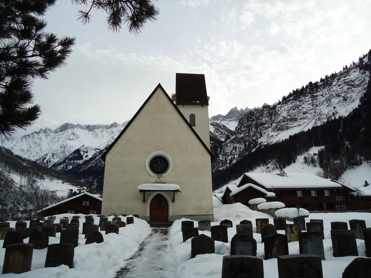 (142'600) - Die Kirche von Elm und das Martinsloch (rechts vom Kirchturm) am 23. Dezember 2012