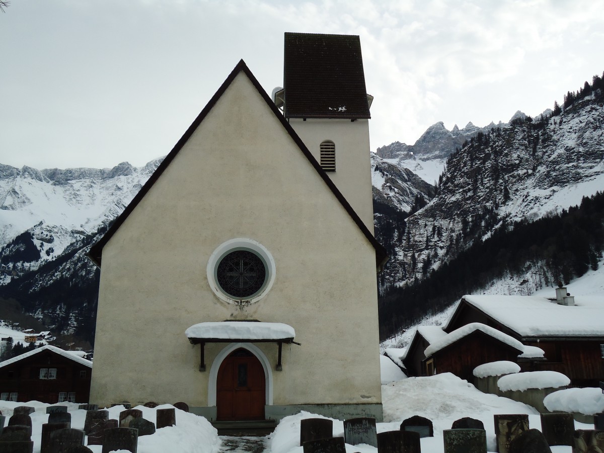 (142'601) - Die Kirche von Elm und das Martinsloch (rechts vom Kirchturm) am 23. Dezember 2012