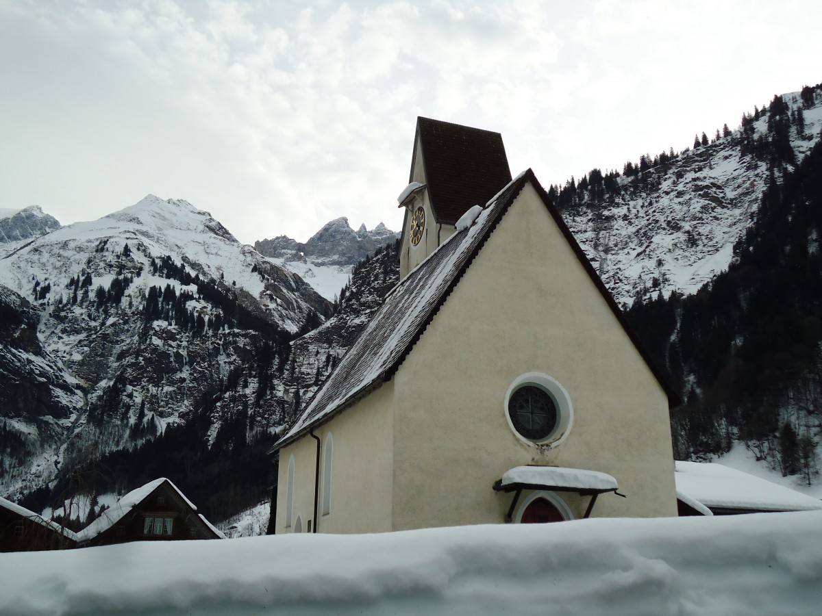 (142'602) - Die Kirche von Elm und das Martinsloch (links vom Kirchturm) am 23. Dezember 2012