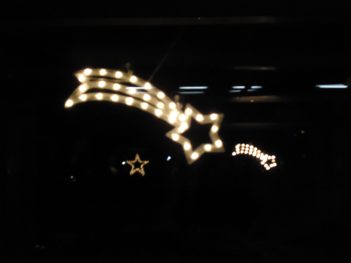 (142'617) - Ein Weihnachtsstern am Fenster eines Schiffes am 23. Dezember 2012