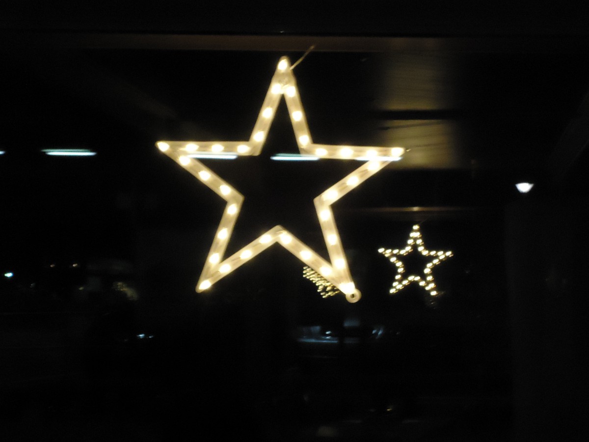 (142'618) - Ein Weihnachtsstern am Fester eines Schiffes am 23. Dezember 2012