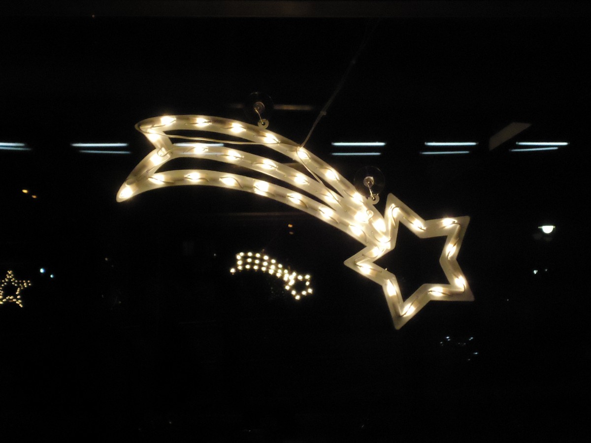 (142'619) - Ein Weihnachtsstern am Fenster eines Schiffes am 23. Dezember 2012