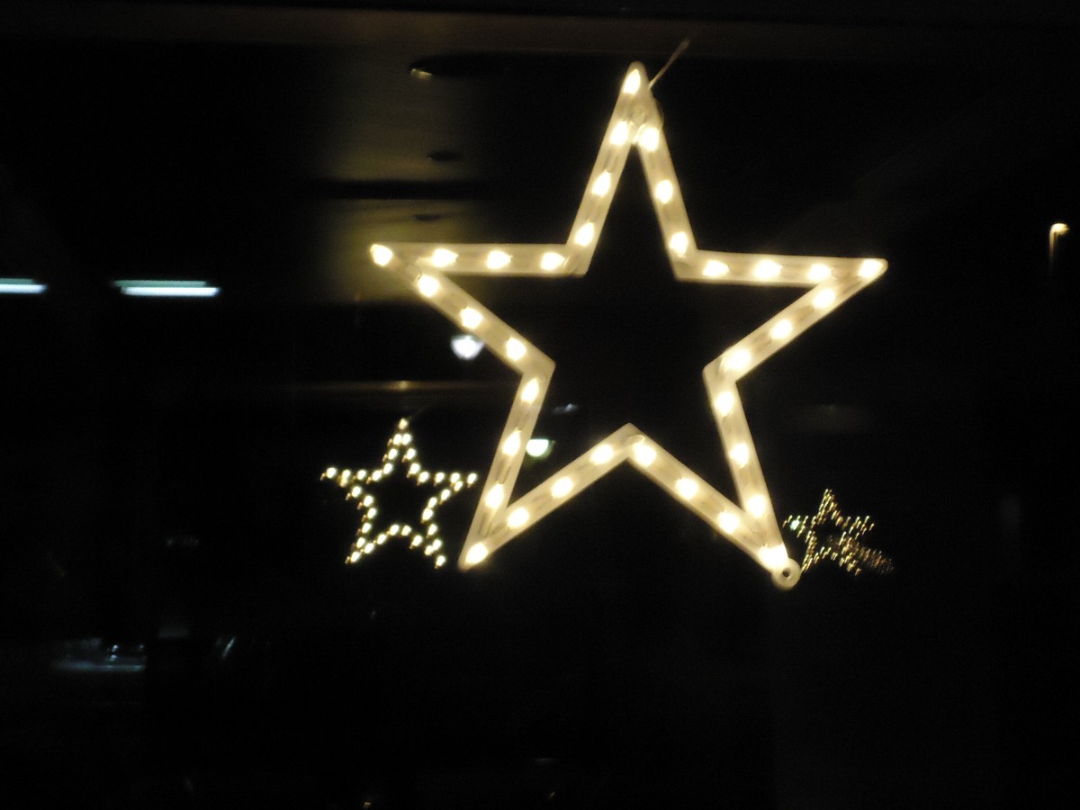 (142'620) - Ein Weihnachtsstern am Fenster eines Schiffes am 23. Dezember 2012