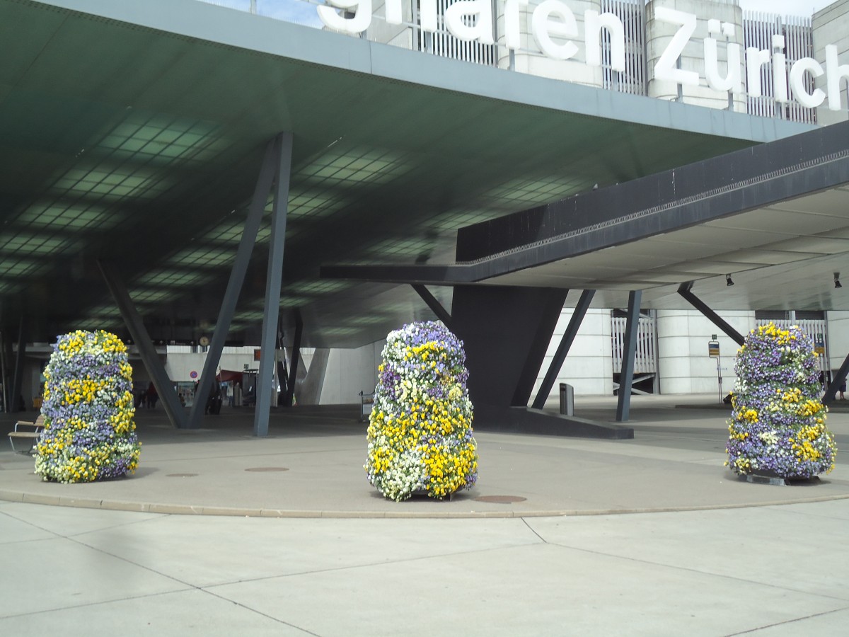 (144'397) - Blumens�ulen beim Flughafen Z�rich am 20. Mai 2013