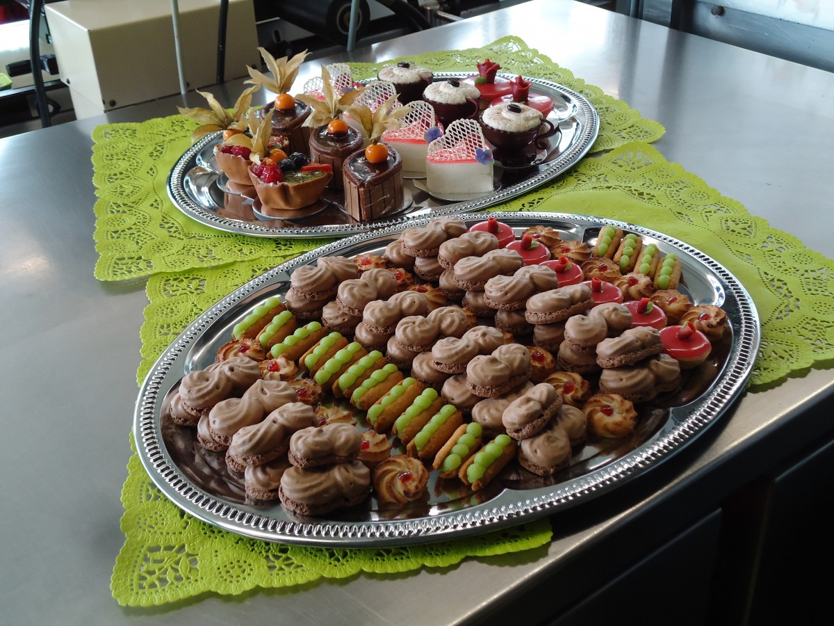 (144'500) - Zwei verf�hrerische Platten mit S�ssigkeiten am 21. Mai 2013