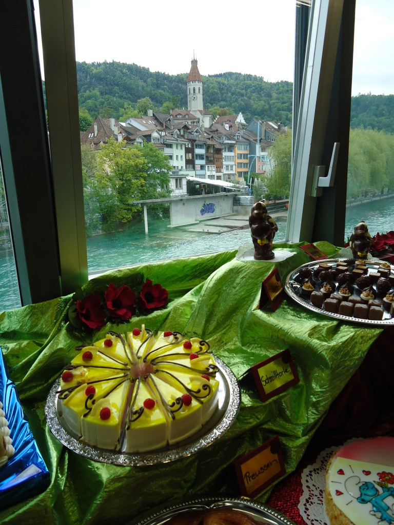 (144'507) - Quarktortenst�cke und Pralinen mit der Schlosskirche Thun im Hintergrund am 21. Mai 2013