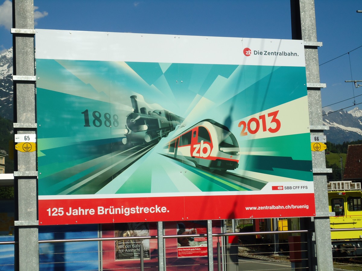 (145'158) - Plakat zum 125 j�hrigen Jubil�um der Br�nigstrecke am 16. Juni 2013 beim Bahnhof Meiringen