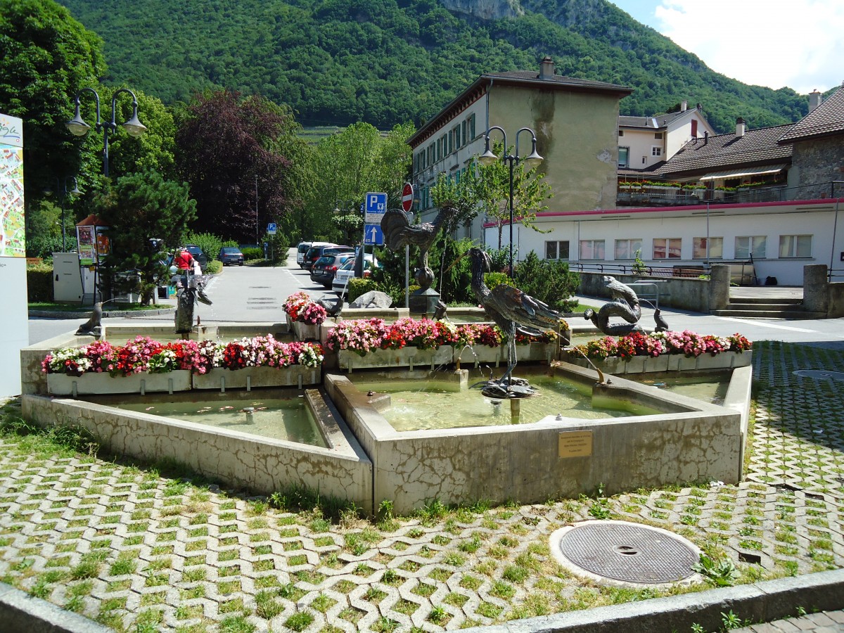 (145'431) - Dorfbrunnen in Aigle am 22. Juni 2013